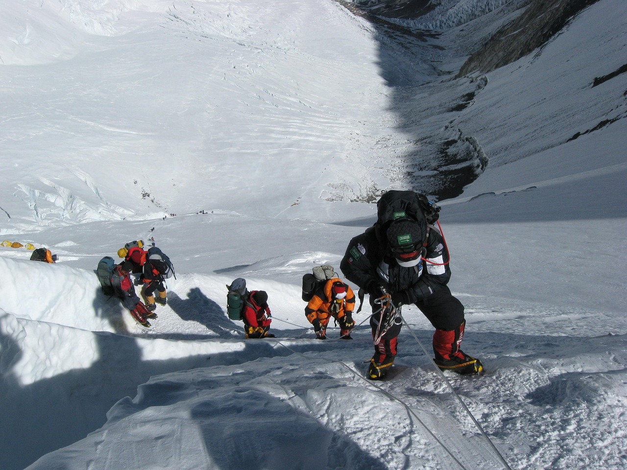 暴风雪生存装备｜2025专业登山冬镜测评：透光率98%的极寒解决方案